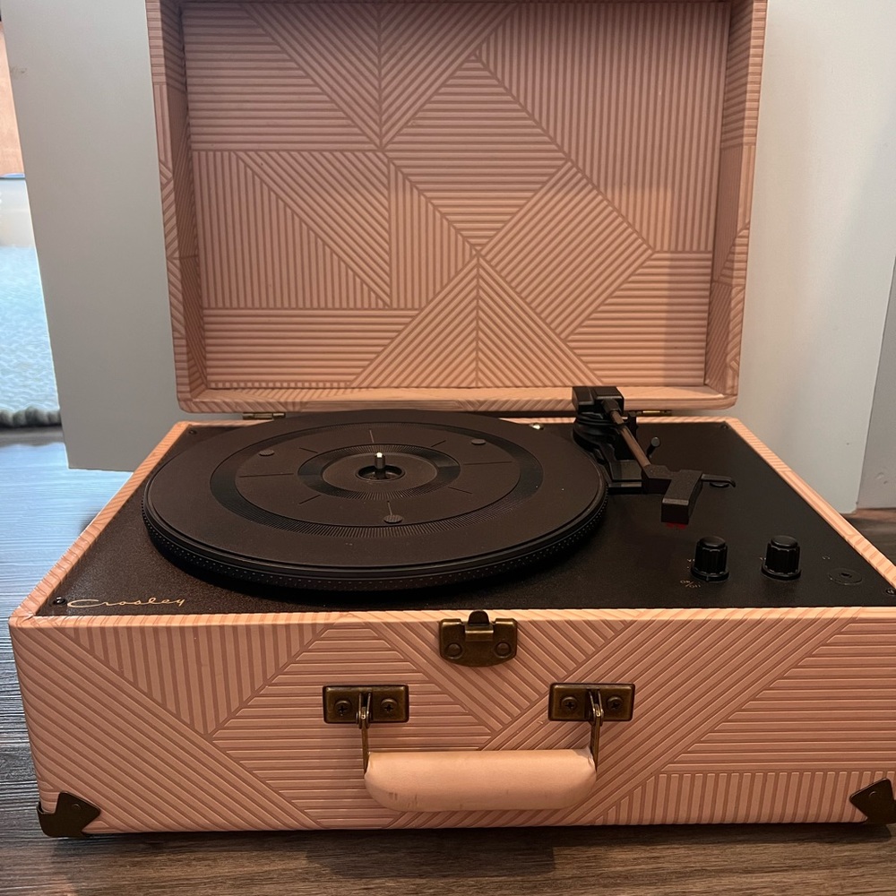 Crosley suitcase record player with mp3 conversion